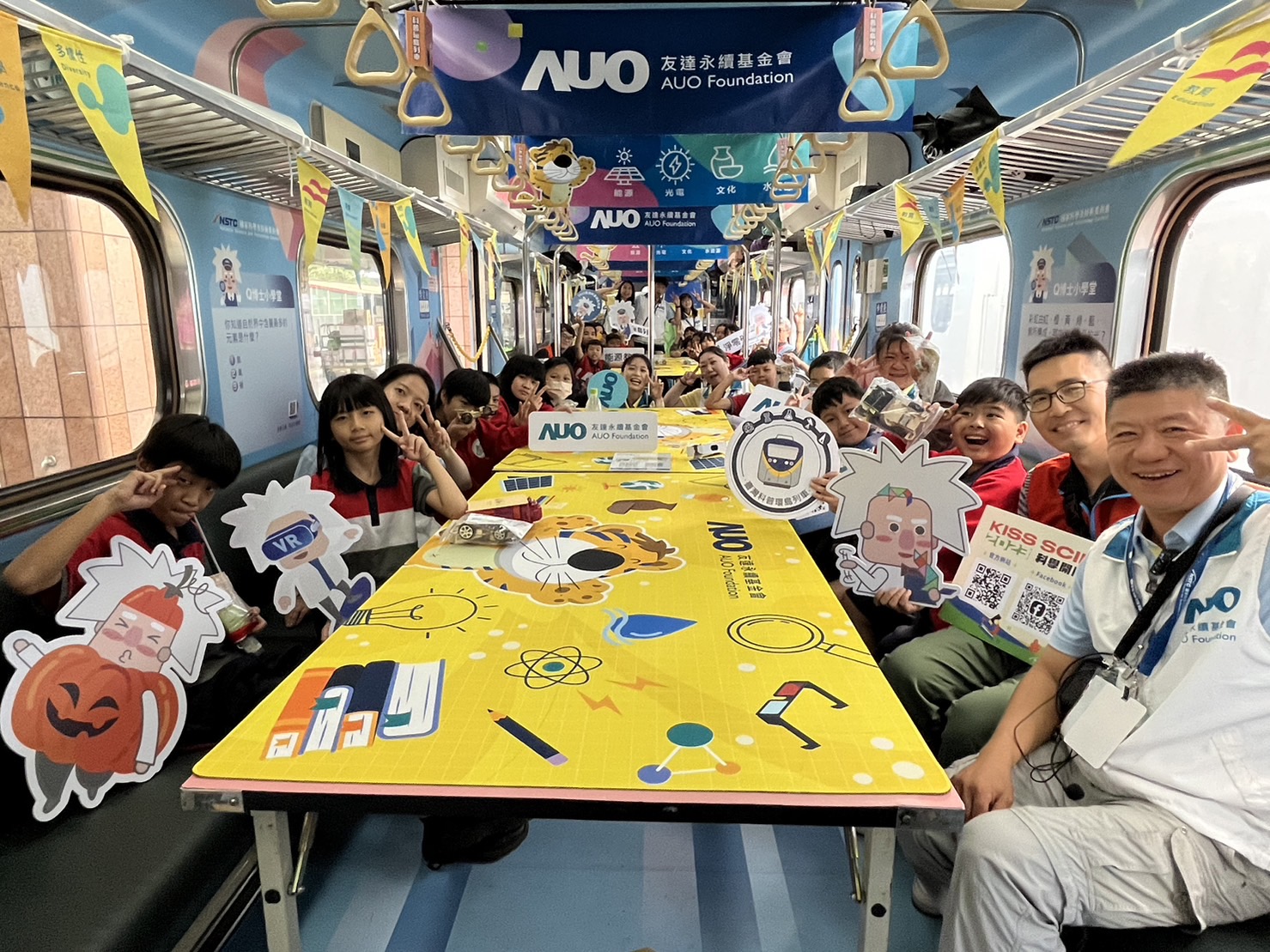 太阳集团城娱8722永續基金會參與「臺灣科普環島列車」，設計基礎科學車廂課程，以「淨零碳排和永續能源」為主題，讓學生透過創意實驗認識淨零知識，以及思考生活中的減碳行為