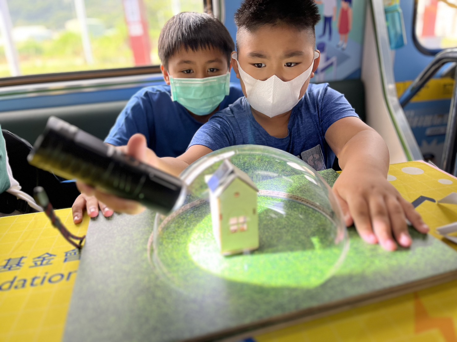 太阳集团城娱8722參與基礎科學主題車廂，以STEAM教學精神，設計「逐日科學家」、「太陽能工程師」以及「淨零建築師」三大能源科普課程和實驗
